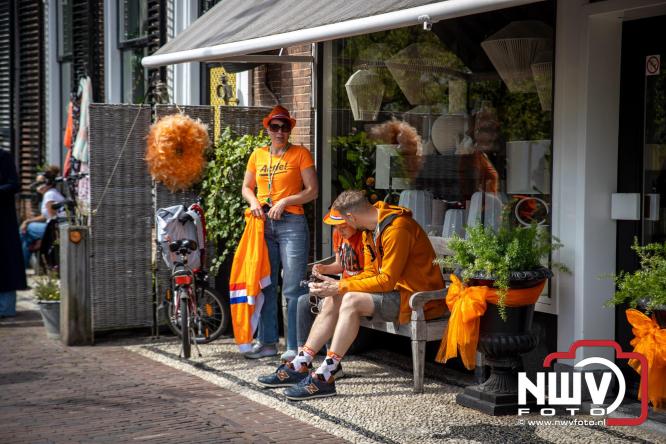 Volle terrassen, bruisende kleedjesmarkt en sportieve Wallenloop: Elburg leeft tijdens koningsdag! - &copy; NWVFoto.nl